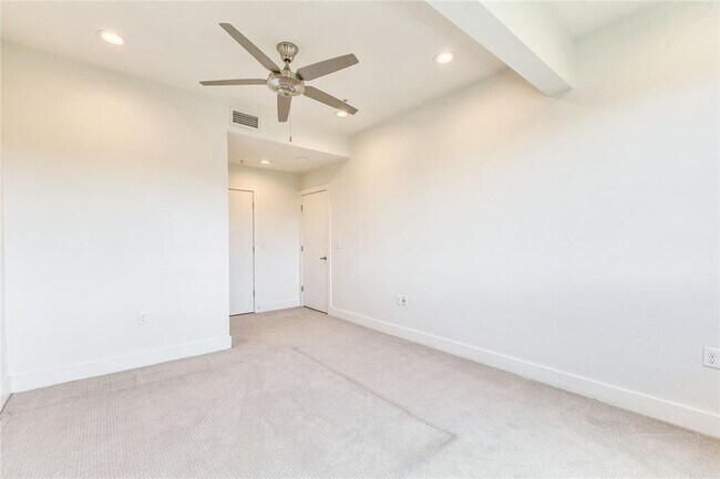 Building Photo - 604 N Bluff Dr