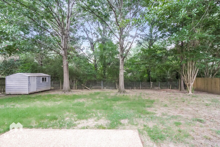 Building Photo - 6868 Rockbrook Dr