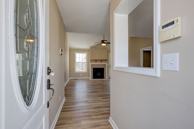 Building Photo - Cozy 3 bd 2 bath in the heart of Clarksville.  Fresh paint and Flooring!