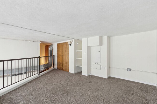 Building Photo - Newly Renovated Condo Center City