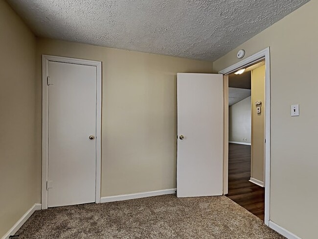 Building Photo - 4 bed 2 bath  with large backyard in Green...