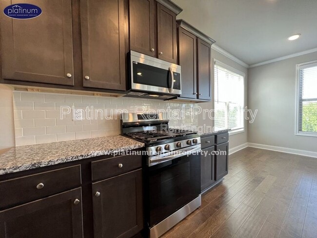 Building Photo - 2360 Manor Pointe Dr