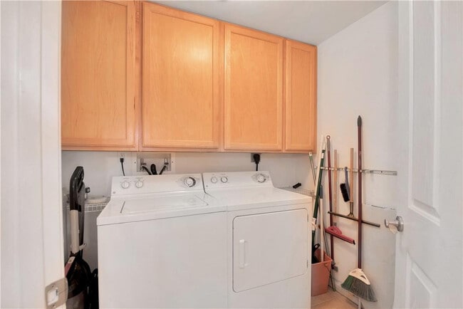 Building Photo - 511 SE 5 Ave