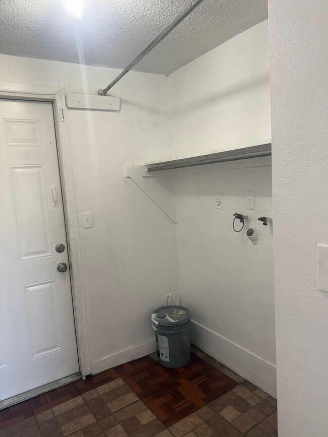 Building Photo - 3 bedroom 2 bath duplex