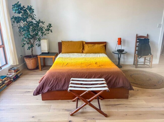 Building Photo - 189 Conover St