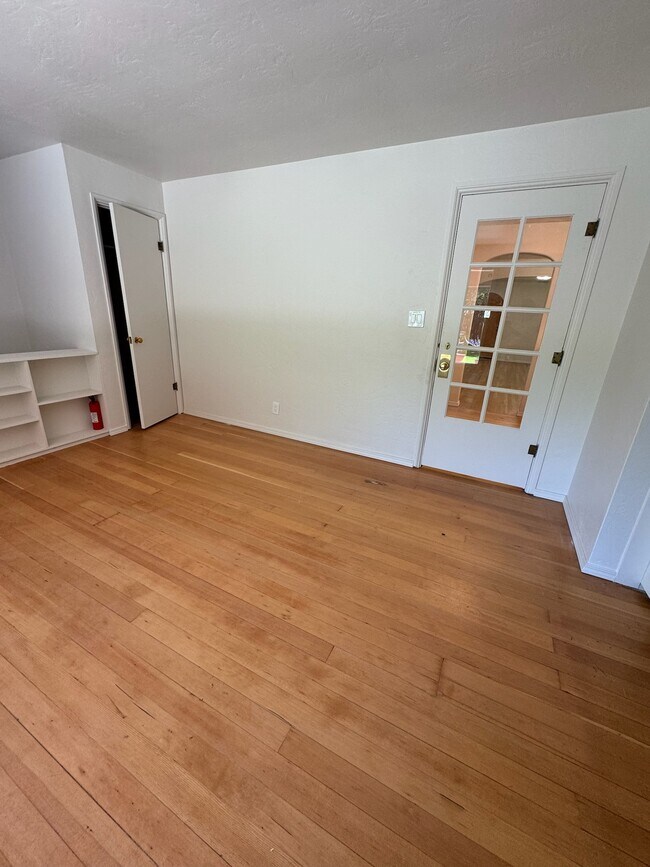 Building Photo - 978 E 5th Ave