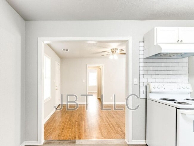 Building Photo - 314 W Peach St