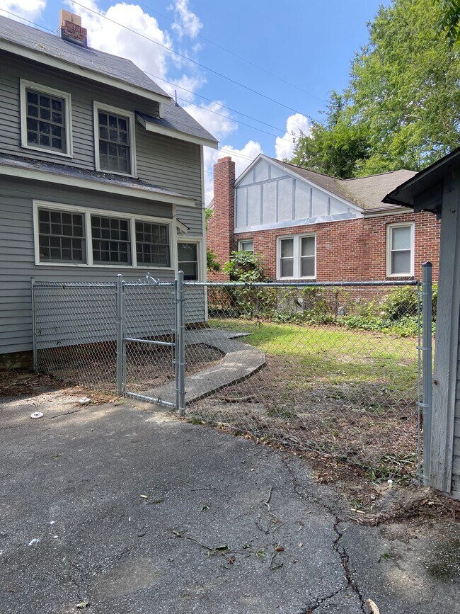 Building Photo - 1300 Green St