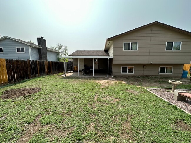 Building Photo - 4 BED 2 BATH HOME CLOSE TO PETERSON AFB & SCHRIEVER AFB!