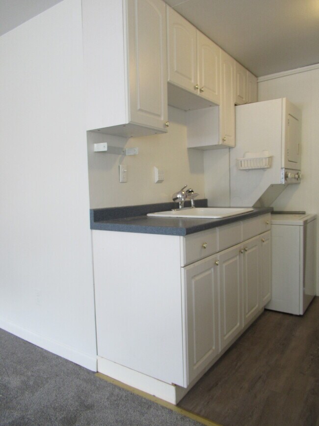 Building Photo - 255 Fairfield Woods Rd