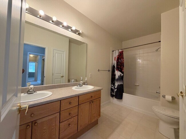 Building Photo - 8456 S Hoyt Way