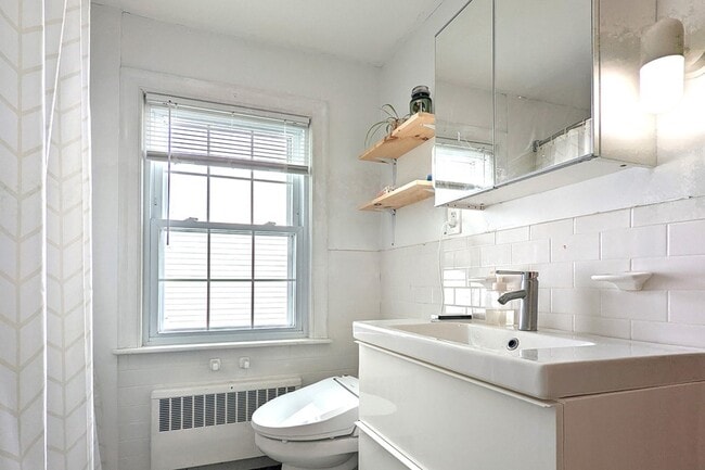 Building Photo - 531 Norwest Dr