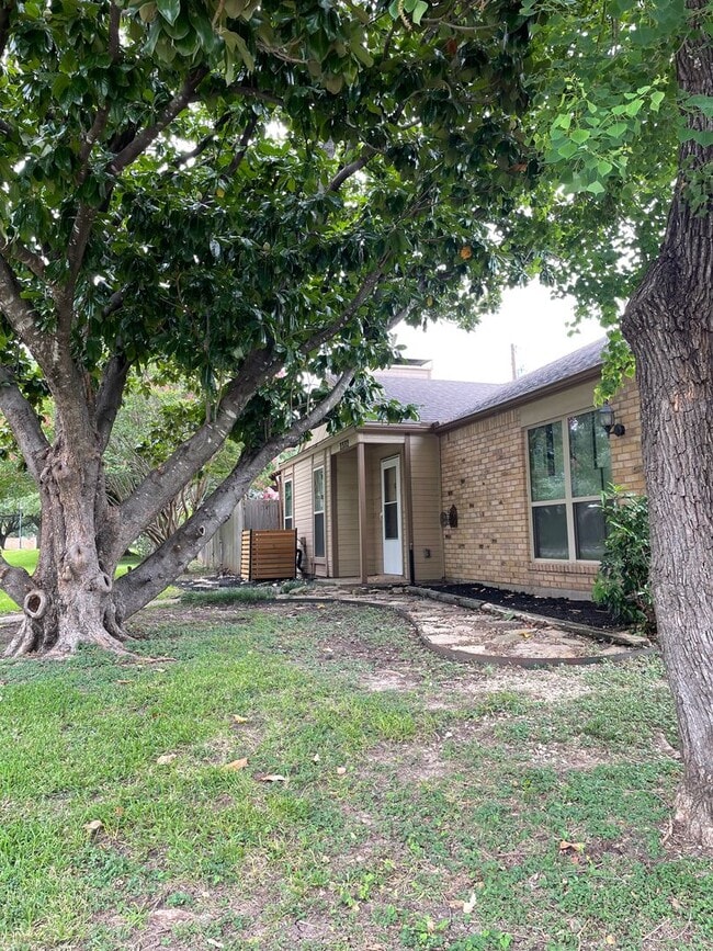 Building Photo - Available Now! Charming 2-Bedroom, 2-bath ...