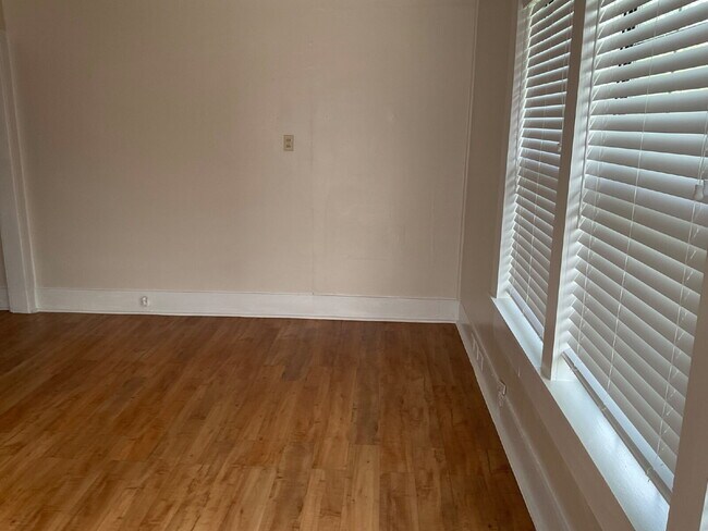 Building Photo - 1 Bedroom plus a Den, Close to SAC and Ala...