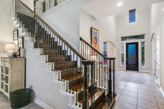 Building Photo - 223 Lake Como Dr