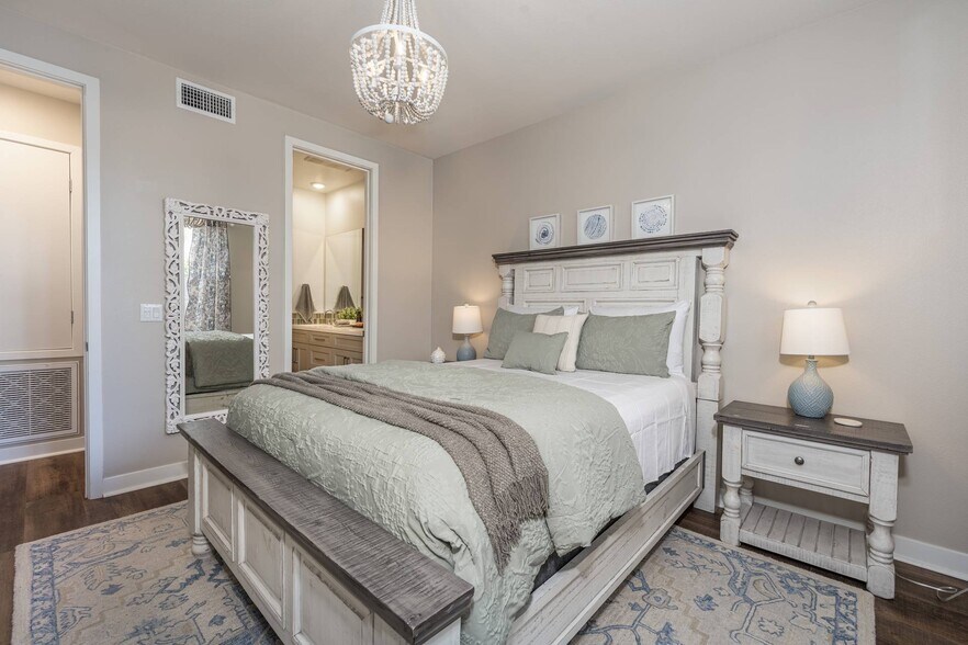 Building Photo - 2148 Doheny Way