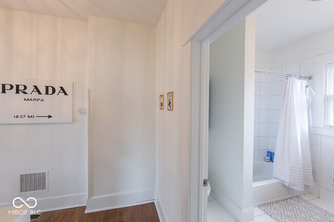 Building Photo - 809 Broadway St