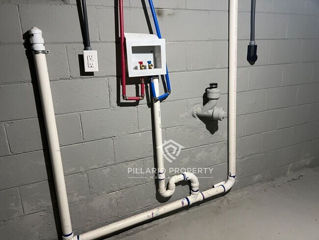 Building Photo - Renovated 2 Bed / 1 Bath !