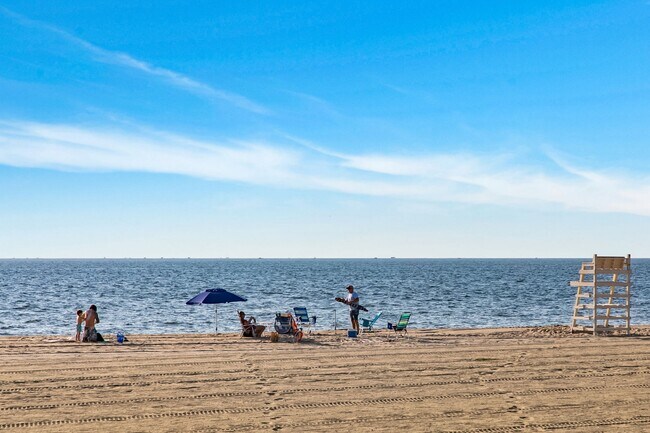 Building Photo - 11 Lakeside Ave