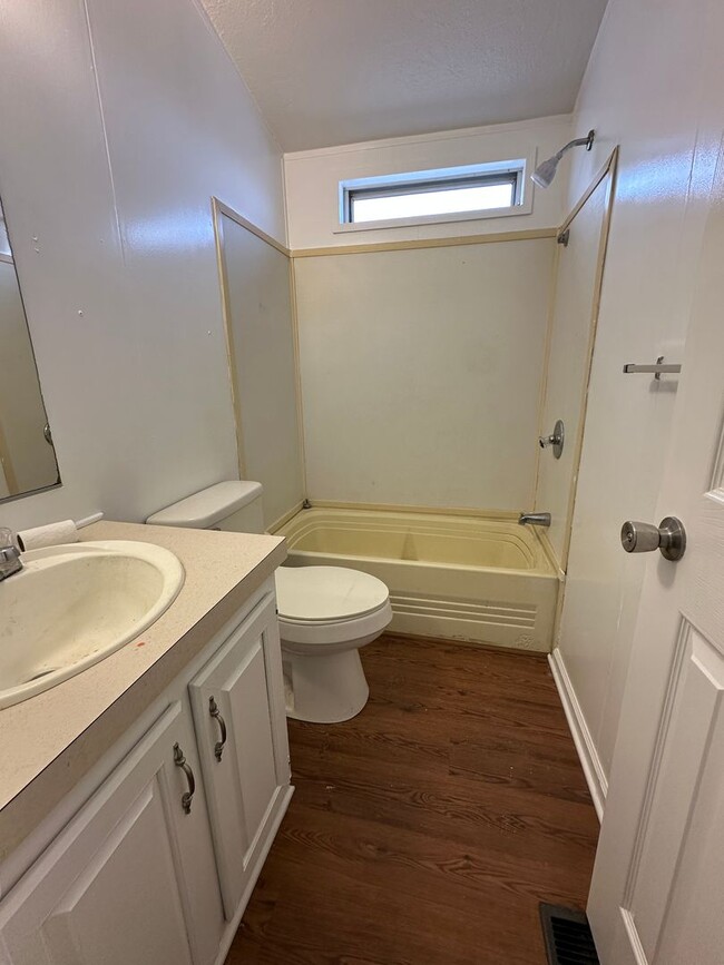 Building Photo - 2 Bed, 2 bath