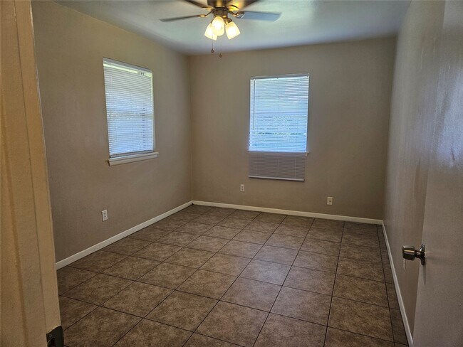 Building Photo - 207 Shadow Oaks Dr