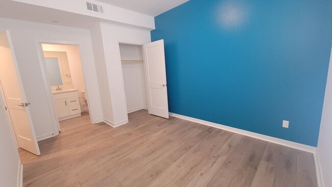 Building Photo - Updated and Luxurious Gorgeous 3 Bedroom T...