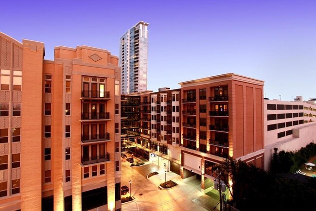 Building Photo - 2701 Westheimer Rd