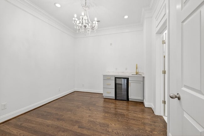 Building Photo - Beautiful 6BR Executive Brentwood Home with Pool