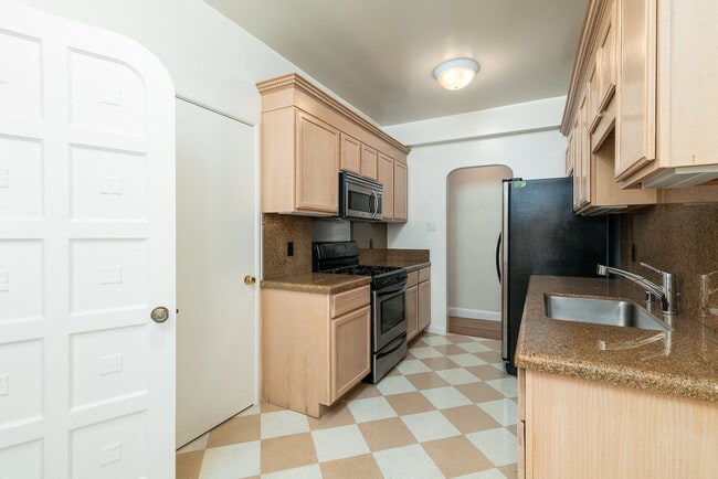 Building Photo - 2275 Broadway