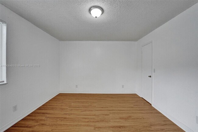 Building Photo - 417 Vista Isles Dr