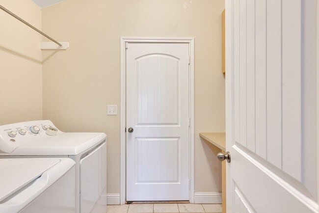 Building Photo - 409 E 97th St