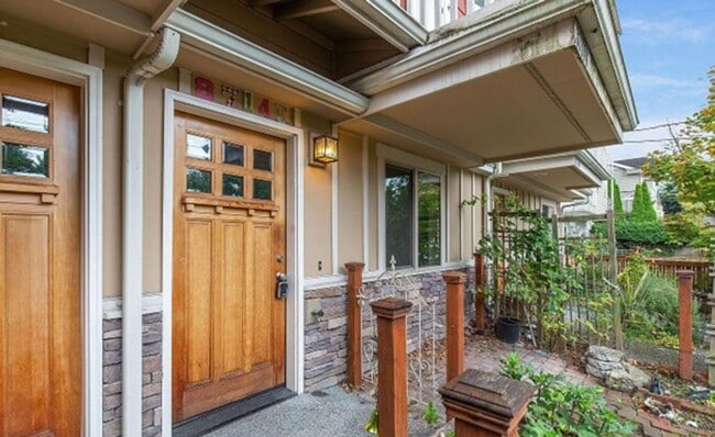 Building Photo - Energy-efficient townhome in the desirable community of Crown Hill is ready to be loved!