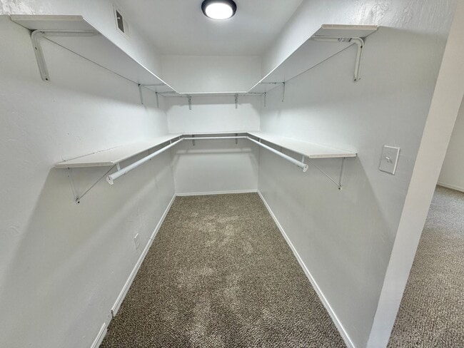 Building Photo - 3 bed Fresh inside!