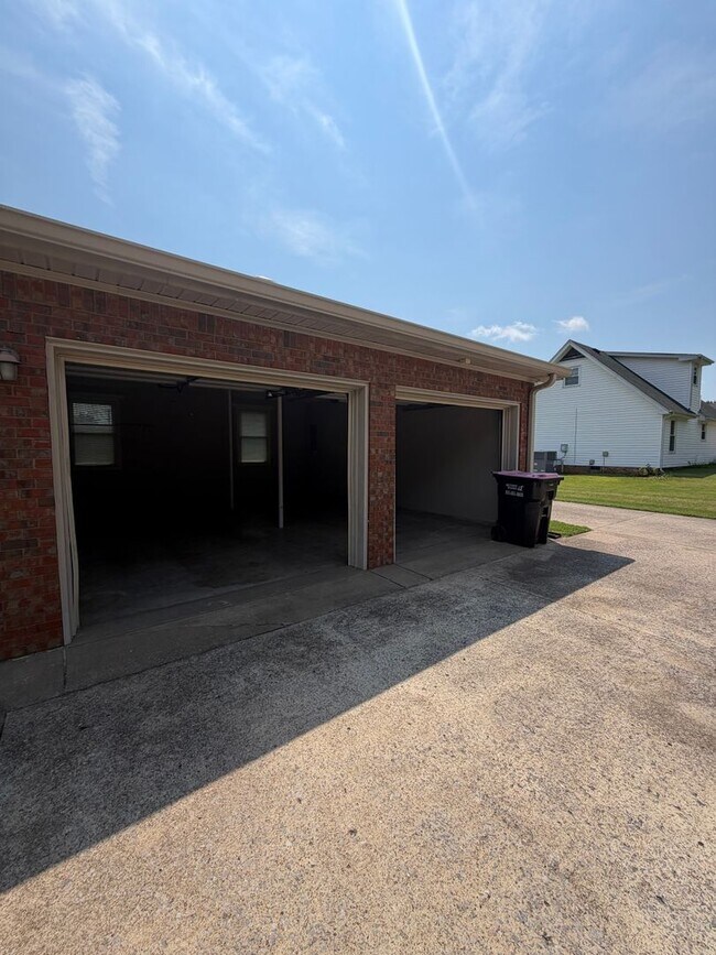 Building Photo - 526 Westwood Dr
