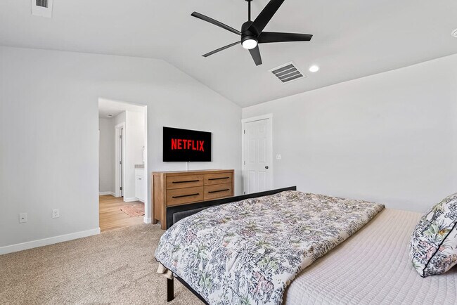 Building Photo - 1424 W Bass River Dr