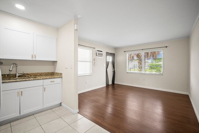 Building Photo - ANNUAL RENTAL - 1 Bedroom, 1 Bath Duplex in Naples Park