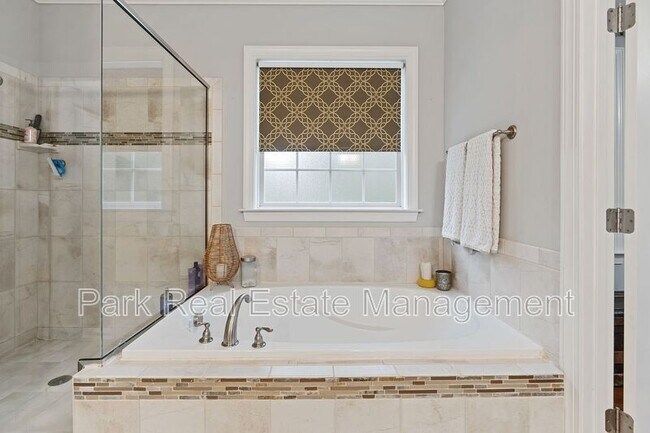 Building Photo - 215 Harrison Pond Dr