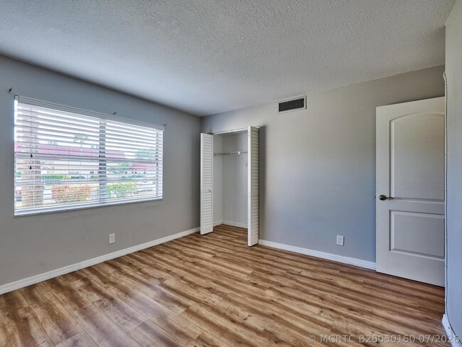 Building Photo - 12021 W Greenway Dr