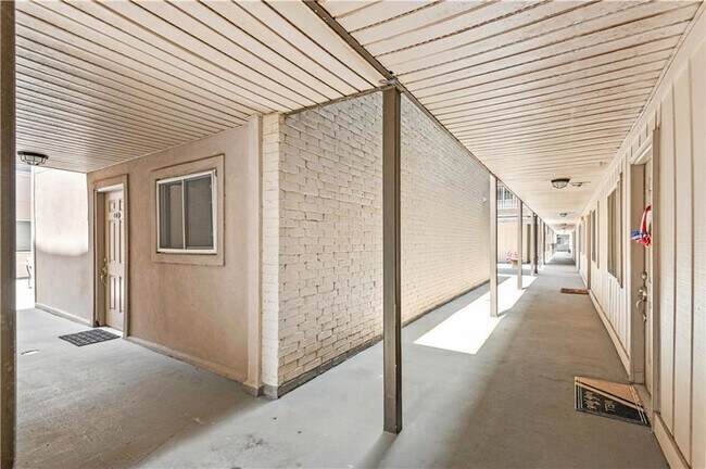 Building Photo - 500 Lake Marina Dr