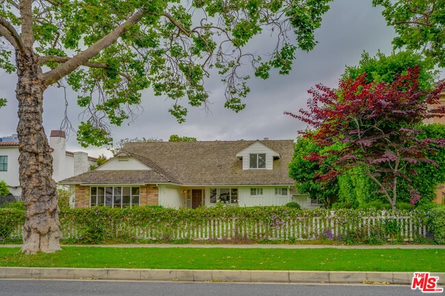 Building Photo - 713 Walden Dr
