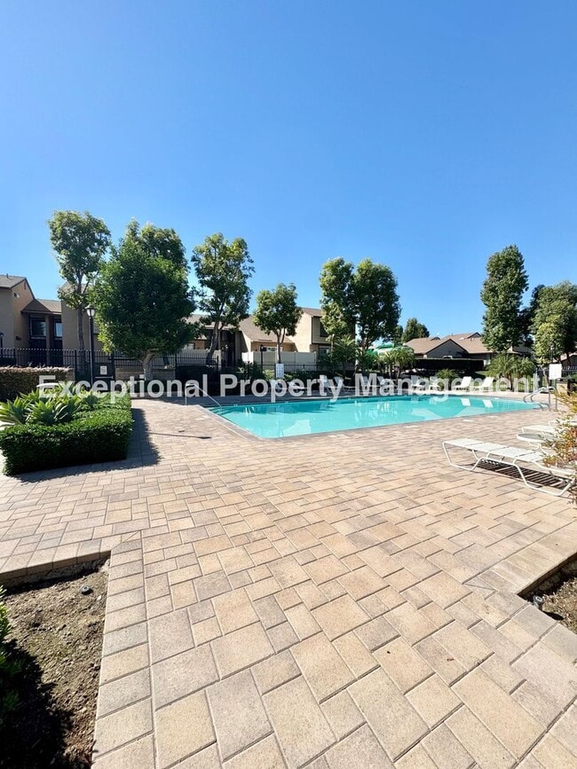 Building Photo - Ready to move in 2 bedroom 3 bath home!