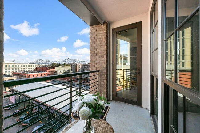 Building Photo - 611 Commerce St