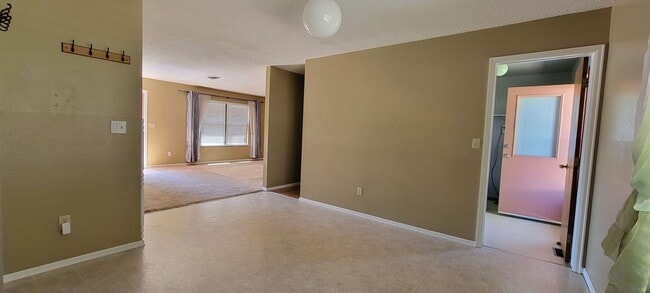Building Photo - 3 bedroom 2 bath home
