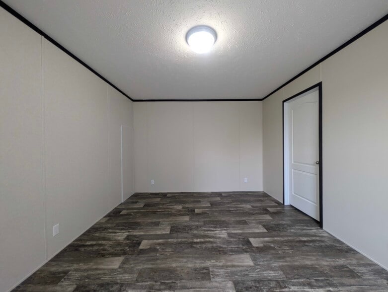 Building Photo - 15881 Villaire Ave