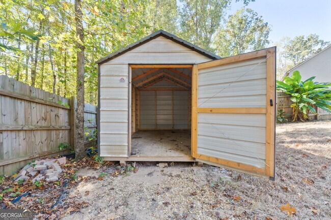Building Photo - 475 Louise Way