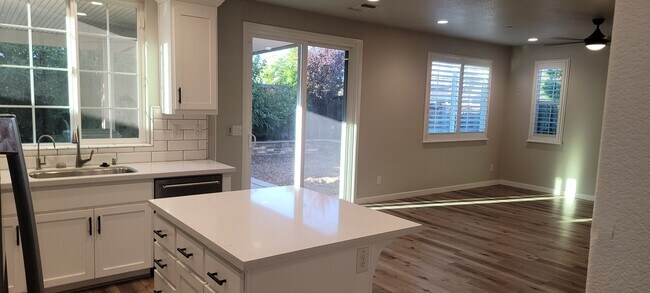 Building Photo - Gorgeous 4 bedroom 3 bath in Fiddyment Farm