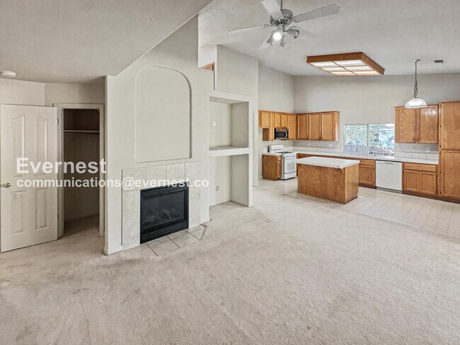 Building Photo - 4 Bed, 3 Bath Home with Garage / Pet-Friendly / Vouchers Accepted / Available Now!