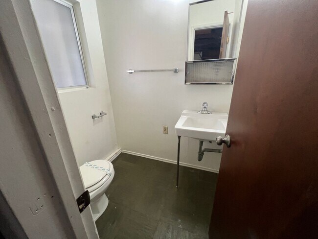 Building Photo - Large Home in Well Established Chula Vista Neighborhood