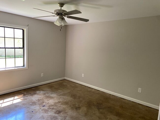 Building Photo - Split Floorplan Nestled off S. Lamar on Pe...