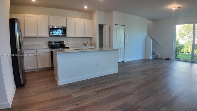 Building Photo - 830 SE grovebush Ln